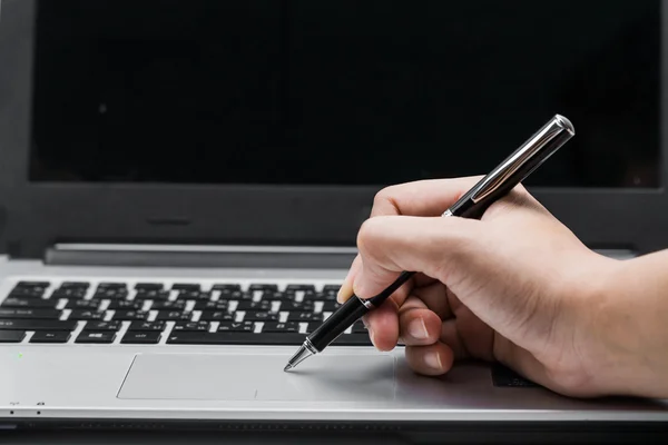 Junge Business-Handschrift in einem Laptop — Stockfoto