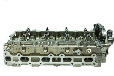 Arabanın motoruna, kafamda her silindir için dört valf