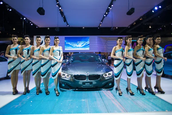 Não identificado muitos modelagem postada com BMW 420d Coupe Sport — Fotografia de Stock