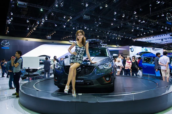 Modelos não identificados postados sobre Mazda CX-5 exibição no palco — Fotografia de Stock