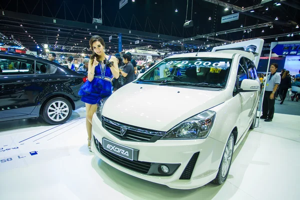 Unidentified modellings posted over Proton exora display on stage — Stock Photo, Image
