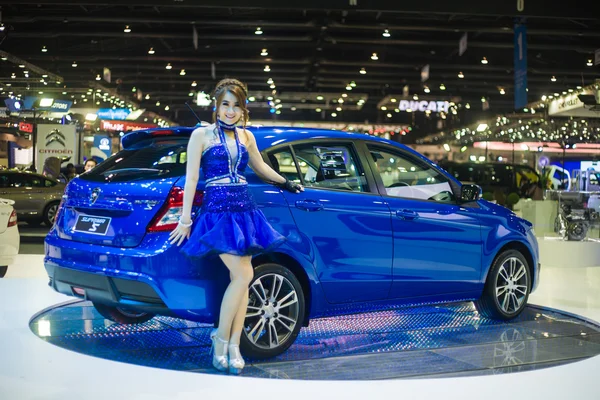 Modelados no identificados publicados sobre la nueva pantalla Proton Suprima S en el escenario — Foto de Stock