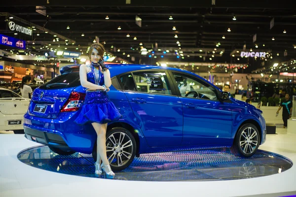 Modelos não identificados postados sobre a nova exibição do Proton Suprima S no palco — Fotografia de Stock