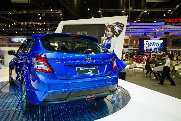 Unidentified modellings posted over The new Proton Suprima S display on stage — Stock Photo, Image