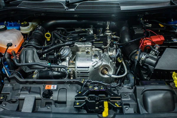 Polárszűrő az autó-motor tiszta motor blokk — Stock Fotó