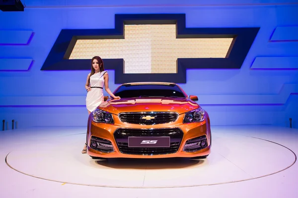 Kimliği belirsiz modellings Chevrolet ss üzerinde yayınlanan Sahne Alanı'nda görüntülemek — Stok fotoğraf
