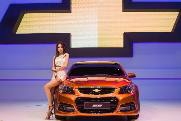 Unidentified modellings posted over chevrolet ss display on stage — Stock Photo, Image
