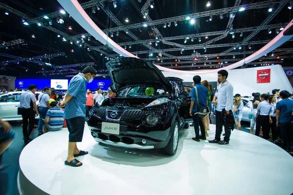 Pessoas não identificadas olham para a exibição do Nissan Juke no palco — Fotografia de Stock