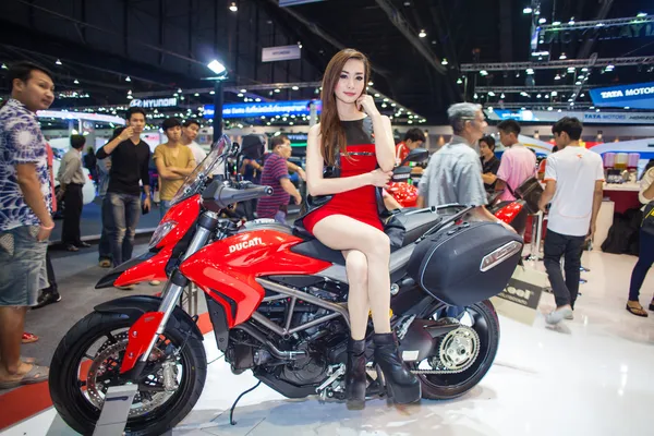 Unidentified modellings posted over Ducati motorcycle display on stage — Stock Photo, Image