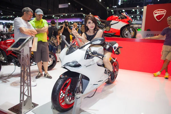 Modelos não identificados postados sobre Ducati 899 motocicleta — Fotografia de Stock