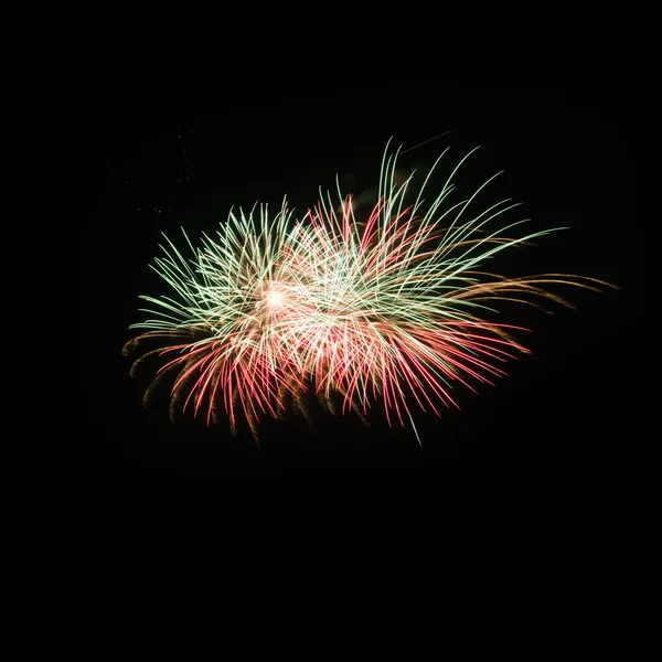 Colorido 3 fogos de artifício sobre o céu escuro — Fotografia de Stock