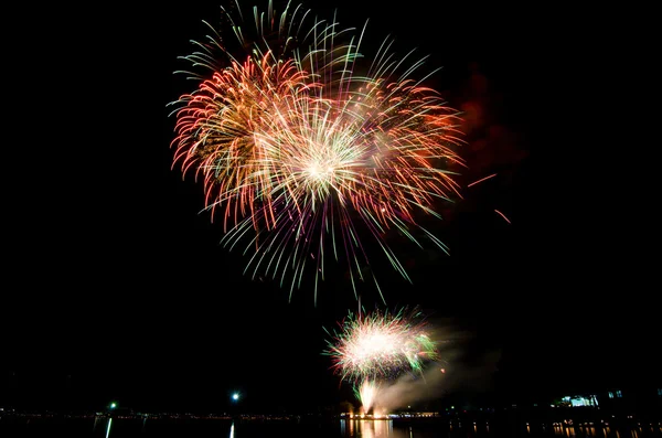 Couleur des feux d'artifice dans la nuit — Photo