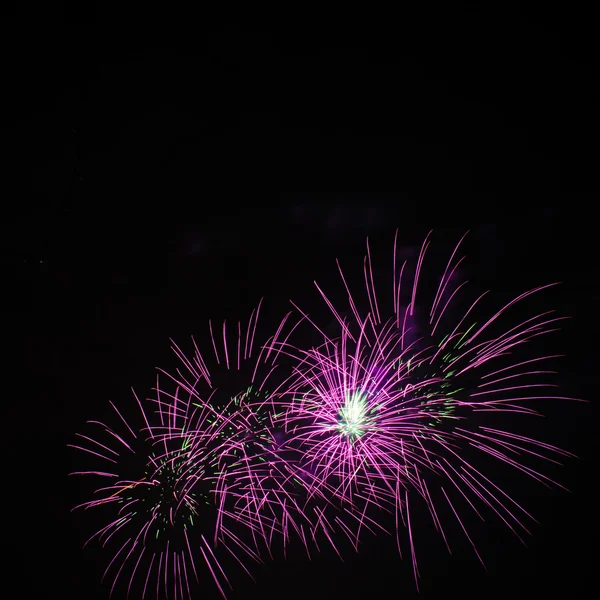 五彩缤纷的烟花在黑暗的天空背景 — 图库照片