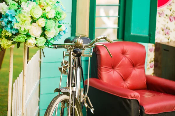 Vintage Bisiklet ve çiçek kırmızı koltuk — Stok fotoğraf
