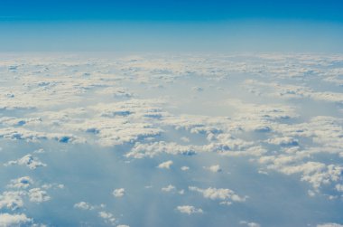Mavi Gökyüzü bulutlu, atmosferin üst Katmanlar.