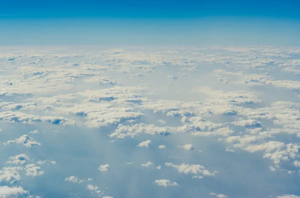 Блакитне небо з хмарами, верхні шари атмосфери . — стокове фото