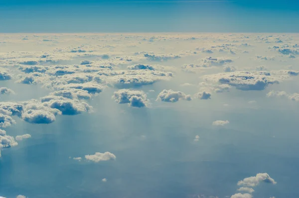 Νεφών και του ουρανού από πάνω — Φωτογραφία Αρχείου