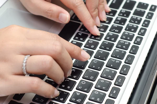 Escribir en el teclado. dedo femenino —  Fotos de Stock