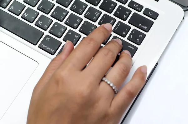 Escribir en el teclado. dedo femenino —  Fotos de Stock