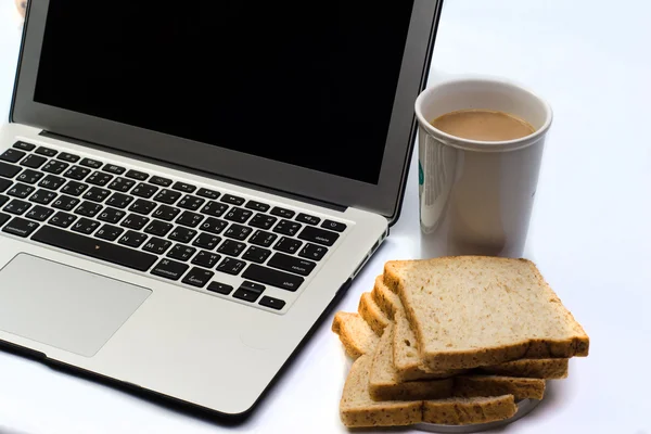 Schreibtisch mit Laptop — Stockfoto