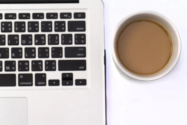 Vue sur la tête de l'ordinateur portable, une tasse de café — Photo