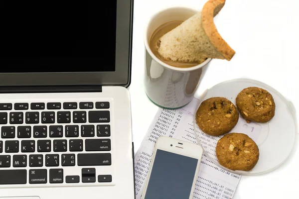 Schreibtisch mit Laptop und Handy, eine Tasse Kaffee — Stockfoto