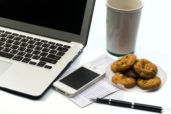 Ofis Masası ile bir dizüstü bilgisayar ve cep telefonu, bir fincan kahve — Stok fotoğraf