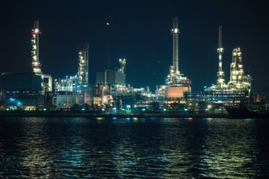 Petrokimya, petrol rafineri tesisi doğal gece parlar