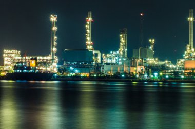 nehir gölge ile gece petrol rafinerisi