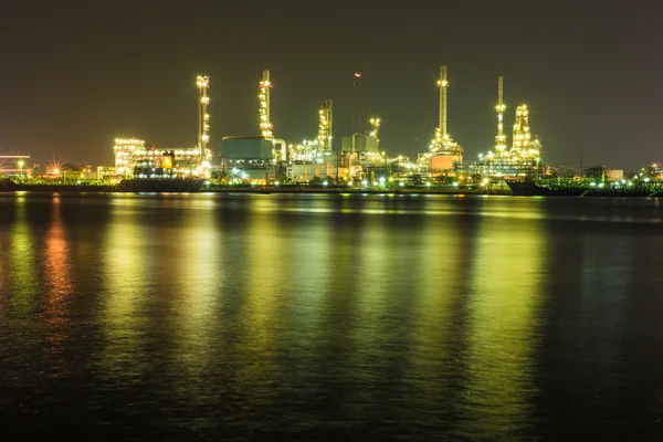 Oljeraffinaderi på natten — Stockfoto