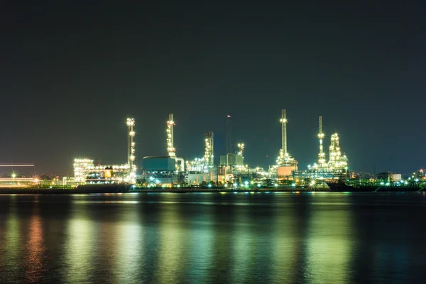 Refinería de petróleo por la noche — Foto de Stock