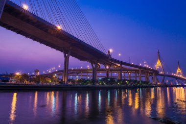 Night view of the Bhumibol II bridge 