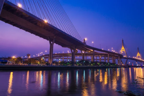 Nachtansicht der bhumibol ii Brücke — Stockfoto