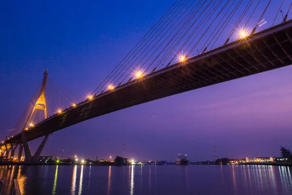 Bro om natten i Bangkok, Thailand . - Stock-foto