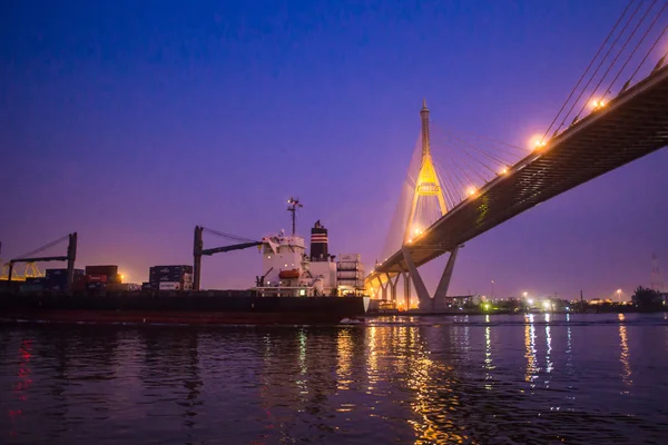 Nachtansicht der bhumibol ii Brücke — Stockfoto