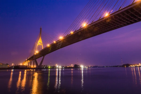 Nachtansicht der bhumibol ii Brücke — Stockfoto