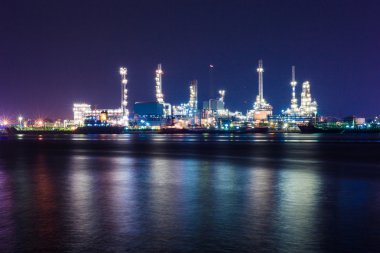 petrol rafinerisinde gece çekimi