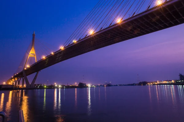 Brücke in der Nacht von Bangkok, Thailand. — Stockfoto