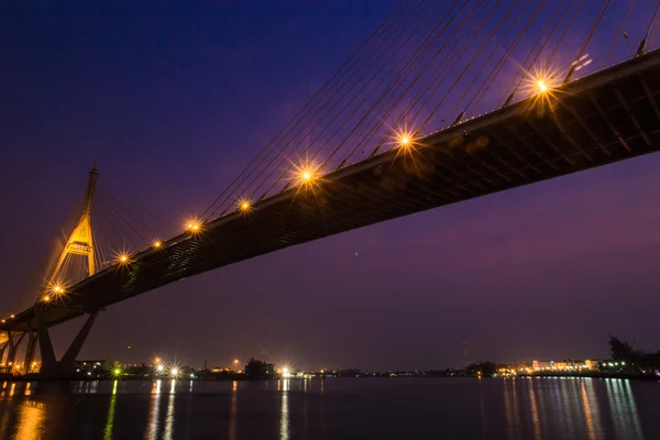 Γέφυρα βιομηχανική περιφερειακό δρόμο τη νύχτα — Φωτογραφία Αρχείου