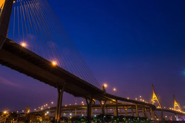 Brücke in der Nacht von Bangkok, Thailand. — Stockfoto