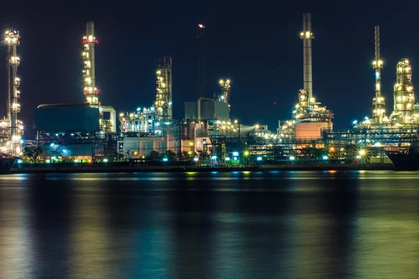 Ölraffinerie in der Nacht, Thailand — Stockfoto