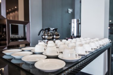 fincan ve kahve kap üstünde okul sırası