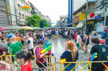 Revellers Khao San Road yakınındaki Tay Yılbaşı kutlamak