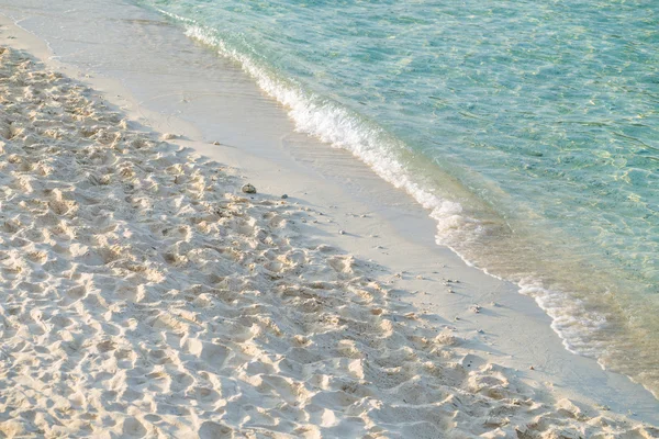 Ola del mar en la playa de arena — Foto de Stock