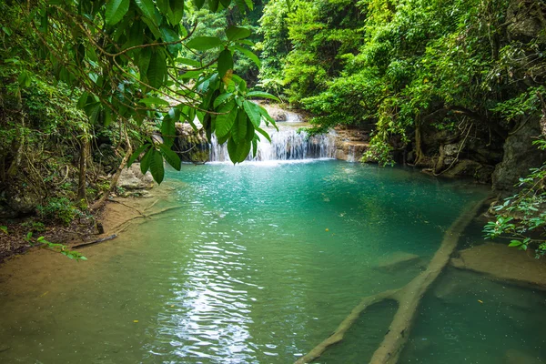 Głęboki Las wodospadu w parku narodowym wodospad erawan — Zdjęcie stockowe