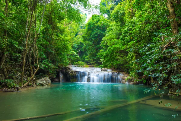 Cachoeira profunda no Parque Nacional da Cachoeira de Erawan — Fotografia de Stock