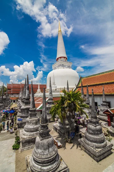 Pagoda de oro en el lugar de culto para el budismo en el sur de th —  Fotos de Stock