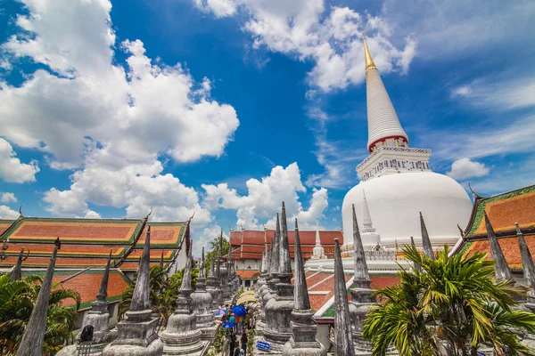 Pagoda de oro en el lugar de culto para el budismo en el sur de th —  Fotos de Stock