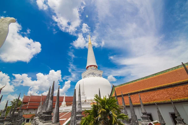 Gyllene pagod i stället för dyrkan för buddhismen på södra för th — Stockfoto