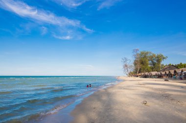 Deniz dalgası kumsalda 